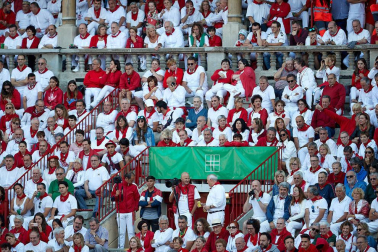 Público asistente a la Plaza de Toros de Pamplona durante la tercera corrida de la Feria del Toro 2019 con la ganadería de José Escolar para los diestros Fernando Robleño, Javier Castaño y Pepe Moral.