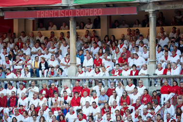 Público asistente a la Plaza de Toros de Pamplona durante la tercera corrida de la Feria del Toro 2019 con la ganadería de José Escolar para los diestros Fernando Robleño, Javier Castaño y Pepe Moral.