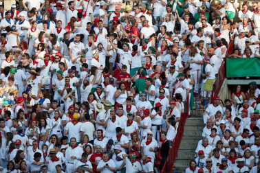 Público asistente a la Plaza de Toros de Pamplona durante la tercera corrida de la Feria del Toro 2019 con la ganadería de José Escolar para los diestros Fernando Robleño, Javier Castaño y Pepe Moral.