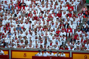 Público asistente a la Plaza de Toros de Pamplona durante la tercera corrida de la Feria del Toro 2019 con la ganadería de José Escolar para los diestros Fernando Robleño, Javier Castaño y Pepe Moral.