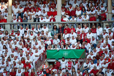 Público asistente a la Plaza de Toros de Pamplona durante la tercera corrida de la Feria del Toro 2019 con la ganadería de José Escolar para los diestros Fernando Robleño, Javier Castaño y Pepe Moral.