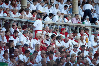 Público asistente a la Plaza de Toros de Pamplona durante la tercera corrida de la Feria del Toro 2019 con la ganadería de José Escolar para los diestros Fernando Robleño, Javier Castaño y Pepe Moral.