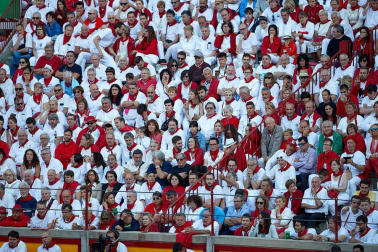 Público asistente a la Plaza de Toros de Pamplona durante la tercera corrida de la Feria del Toro 2019 con la ganadería de José Escolar para los diestros Fernando Robleño, Javier Castaño y Pepe Moral.