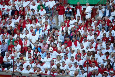 Público asistente a la Plaza de Toros de Pamplona durante la tercera corrida de la Feria del Toro 2019 con la ganadería de José Escolar para los diestros Fernando Robleño, Javier Castaño y Pepe Moral.