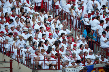 Público asistente a la Plaza de Toros de Pamplona durante la tercera corrida de la Feria del Toro 2019 con la ganadería de José Escolar para los diestros Fernando Robleño, Javier Castaño y Pepe Moral.