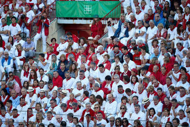 Público asistente a la Plaza de Toros de Pamplona durante la tercera corrida de la Feria del Toro 2019 con la ganadería de José Escolar para los diestros Fernando Robleño, Javier Castaño y Pepe Moral.