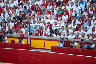 Público asistente a la Plaza de Toros de Pamplona durante la tercera corrida de la Feria del Toro 2019 con la ganadería de José Escolar para los diestros Fernando Robleño, Javier Castaño y Pepe Moral.