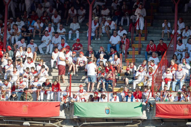 Público asistente a la Plaza de Toros de Pamplona durante la tercera corrida de la Feria del Toro 2019 con la ganadería de José Escolar para los diestros Fernando Robleño, Javier Castaño y Pepe Moral.