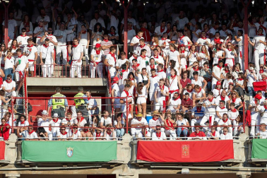 Público asistente a la Plaza de Toros de Pamplona durante la tercera corrida de la Feria del Toro 2019 con la ganadería de José Escolar para los diestros Fernando Robleño, Javier Castaño y Pepe Moral.
