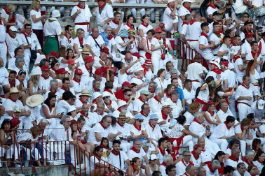 Público asistente a la Plaza de Toros de Pamplona durante la tercera corrida de la Feria del Toro 2019 con la ganadería de José Escolar para los diestros Fernando Robleño, Javier Castaño y Pepe Moral.