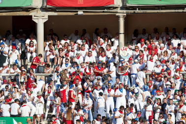 Público asistente a la Plaza de Toros de Pamplona durante la tercera corrida de la Feria del Toro 2019 con la ganadería de José Escolar para los diestros Fernando Robleño, Javier Castaño y Pepe Moral.