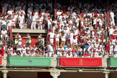 Público asistente a la Plaza de Toros de Pamplona durante la tercera corrida de la Feria del Toro 2019 con la ganadería de José Escolar para los diestros Fernando Robleño, Javier Castaño y Pepe Moral.
