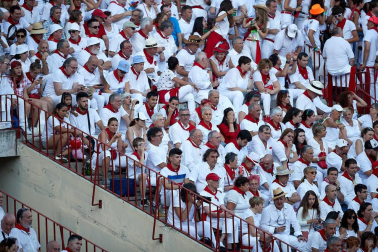 Público asistente a la Plaza de Toros de Pamplona durante la tercera corrida de la Feria del Toro 2019 con la ganadería de José Escolar para los diestros Fernando Robleño, Javier Castaño y Pepe Moral.