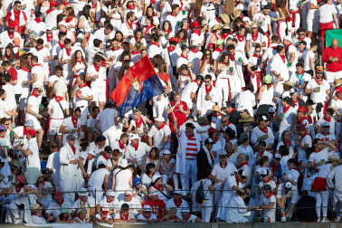 Público asistente a la Plaza de Toros de Pamplona durante la tercera corrida de la Feria del Toro 2019 con la ganadería de José Escolar para los diestros Fernando Robleño, Javier Castaño y Pepe Moral.