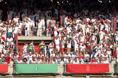 Público asistente a la Plaza de Toros de Pamplona durante la tercera corrida de la Feria del Toro 2019 con la ganadería de José Escolar para los diestros Fernando Robleño, Javier Castaño y Pepe Moral.