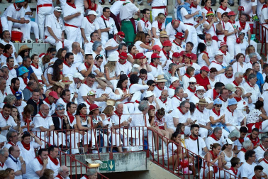 Público asistente a la Plaza de Toros de Pamplona durante la tercera corrida de la Feria del Toro 2019 con la ganadería de José Escolar para los diestros Fernando Robleño, Javier Castaño y Pepe Moral.
