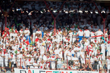 Público asistente a la Plaza de Toros de Pamplona durante la tercera corrida de la Feria del Toro 2019 con la ganadería de José Escolar para los diestros Fernando Robleño, Javier Castaño y Pepe Moral.