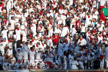Público asistente a la Plaza de Toros de Pamplona durante la tercera corrida de la Feria del Toro 2019 con la ganadería de José Escolar para los diestros Fernando Robleño, Javier Castaño y Pepe Moral.