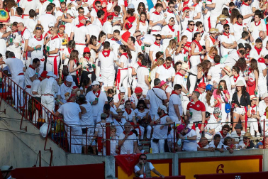 Público asistente a la Plaza de Toros de Pamplona durante la tercera corrida de la Feria del Toro 2019 con la ganadería de José Escolar para los diestros Fernando Robleño, Javier Castaño y Pepe Moral.