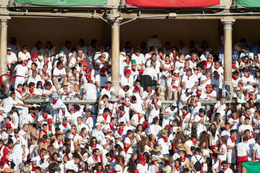 Público asistente a la Plaza de Toros de Pamplona durante la tercera corrida de la Feria del Toro 2019 con la ganadería de José Escolar para los diestros Fernando Robleño, Javier Castaño y Pepe Moral.