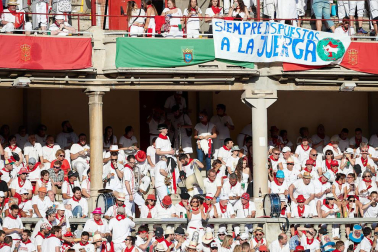 Público asistente a la Plaza de Toros de Pamplona durante la tercera corrida de la Feria del Toro 2019 con la ganadería de José Escolar para los diestros Fernando Robleño, Javier Castaño y Pepe Moral.