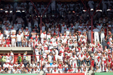Público asistente a la Plaza de Toros de Pamplona durante la tercera corrida de la Feria del Toro 2019 con la ganadería de José Escolar para los diestros Fernando Robleño, Javier Castaño y Pepe Moral.
