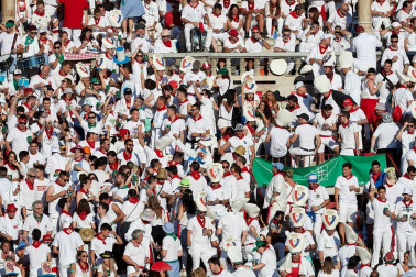 Público asistente a la Plaza de Toros de Pamplona durante la tercera corrida de la Feria del Toro 2019 con la ganadería de José Escolar para los diestros Fernando Robleño, Javier Castaño y Pepe Moral.