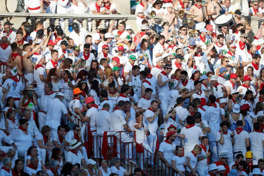 Público asistente a la Plaza de Toros de Pamplona durante la tercera corrida de la Feria del Toro 2019 con la ganadería de José Escolar para los diestros Fernando Robleño, Javier Castaño y Pepe Moral.