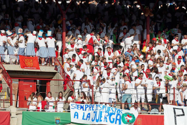 Público asistente a la Plaza de Toros de Pamplona durante la tercera corrida de la Feria del Toro 2019 con la ganadería de José Escolar para los diestros Fernando Robleño, Javier Castaño y Pepe Moral.