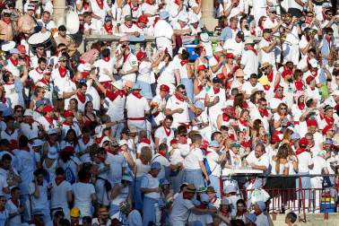 Público asistente a la Plaza de Toros de Pamplona durante la tercera corrida de la Feria del Toro 2019 con la ganadería de José Escolar para los diestros Fernando Robleño, Javier Castaño y Pepe Moral.