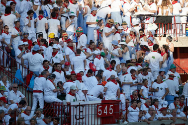 Público asistente a la Plaza de Toros de Pamplona durante la tercera corrida de la Feria del Toro 2019 con la ganadería de José Escolar para los diestros Fernando Robleño, Javier Castaño y Pepe Moral.