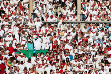 Público asistente a la Plaza de Toros de Pamplona durante la tercera corrida de la Feria del Toro 2019 con la ganadería de José Escolar para los diestros Fernando Robleño, Javier Castaño y Pepe Moral.