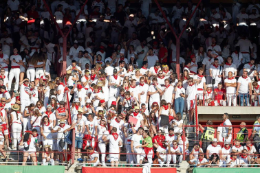 Público asistente a la Plaza de Toros de Pamplona durante la tercera corrida de la Feria del Toro 2019 con la ganadería de José Escolar para los diestros Fernando Robleño, Javier Castaño y Pepe Moral.