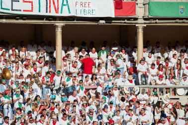 Público asistente a la Plaza de Toros de Pamplona durante la tercera corrida de la Feria del Toro 2019 con la ganadería de José Escolar para los diestros Fernando Robleño, Javier Castaño y Pepe Moral.