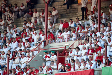 Público asistente a la Plaza de Toros de Pamplona durante la tercera corrida de la Feria del Toro 2019 con la ganadería de José Escolar para los diestros Fernando Robleño, Javier Castaño y Pepe Moral.