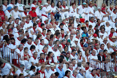 Público asistente a la Plaza de Toros de Pamplona durante la tercera corrida de la Feria del Toro 2019 con la ganadería de José Escolar para los diestros Fernando Robleño, Javier Castaño y Pepe Moral.
