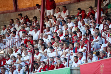 Público asistente a la Plaza de Toros de Pamplona durante la tercera corrida de la Feria del Toro 2019 con la ganadería de José Escolar para los diestros Fernando Robleño, Javier Castaño y Pepe Moral.