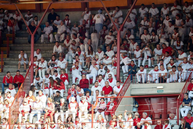 Público asistente a la Plaza de Toros de Pamplona durante la tercera corrida de la Feria del Toro 2019 con la ganadería de José Escolar para los diestros Fernando Robleño, Javier Castaño y Pepe Moral.