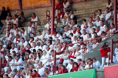 Público asistente a la Plaza de Toros de Pamplona durante la tercera corrida de la Feria del Toro 2019 con la ganadería de José Escolar para los diestros Fernando Robleño, Javier Castaño y Pepe Moral.