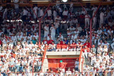 Público asistente a la Plaza de Toros de Pamplona durante la tercera corrida de la Feria del Toro 2019 con la ganadería de José Escolar para los diestros Fernando Robleño, Javier Castaño y Pepe Moral.