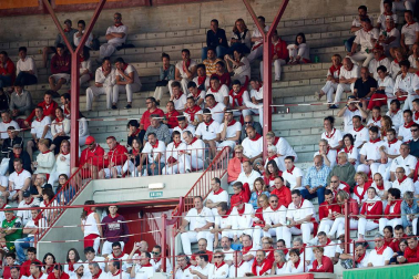 Público asistente a la Plaza de Toros de Pamplona durante la tercera corrida de la Feria del Toro 2019 con la ganadería de José Escolar para los diestros Fernando Robleño, Javier Castaño y Pepe Moral.