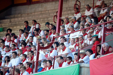 Público asistente a la Plaza de Toros de Pamplona durante la tercera corrida de la Feria del Toro 2019 con la ganadería de José Escolar para los diestros Fernando Robleño, Javier Castaño y Pepe Moral.