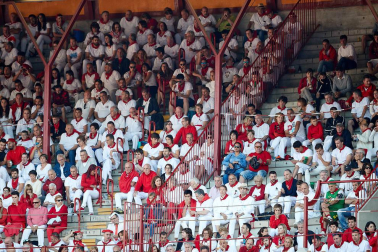 Público asistente a la Plaza de Toros de Pamplona durante la tercera corrida de la Feria del Toro 2019 con la ganadería de José Escolar para los diestros Fernando Robleño, Javier Castaño y Pepe Moral.