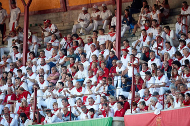 Público asistente a la Plaza de Toros de Pamplona durante la tercera corrida de la Feria del Toro 2019 con la ganadería de José Escolar para los diestros Fernando Robleño, Javier Castaño y Pepe Moral.
