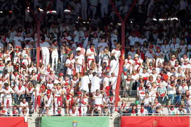Público asistente a la Plaza de Toros de Pamplona durante la tercera corrida de la Feria del Toro 2019 con la ganadería de José Escolar para los diestros Fernando Robleño, Javier Castaño y Pepe Moral.