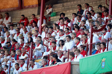 Público asistente a la Plaza de Toros de Pamplona durante la tercera corrida de la Feria del Toro 2019 con la ganadería de José Escolar para los diestros Fernando Robleño, Javier Castaño y Pepe Moral.