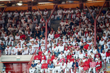 Público asistente a la Plaza de Toros de Pamplona durante la tercera corrida de la Feria del Toro 2019 con la ganadería de José Escolar para los diestros Fernando Robleño, Javier Castaño y Pepe Moral.