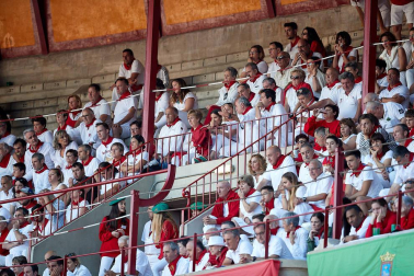 Público asistente a la Plaza de Toros de Pamplona durante la tercera corrida de la Feria del Toro 2019 con la ganadería de José Escolar para los diestros Fernando Robleño, Javier Castaño y Pepe Moral.