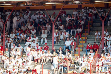Público asistente a la Plaza de Toros de Pamplona durante la tercera corrida de la Feria del Toro 2019 con la ganadería de José Escolar para los diestros Fernando Robleño, Javier Castaño y Pepe Moral.
