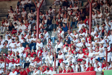 Público asistente a la Plaza de Toros de Pamplona durante la tercera corrida de la Feria del Toro 2019 con la ganadería de José Escolar para los diestros Fernando Robleño, Javier Castaño y Pepe Moral.